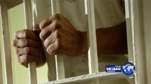 وافد يُهرّب الدخان بوجبات البروستد لموقوفي مرور حائل