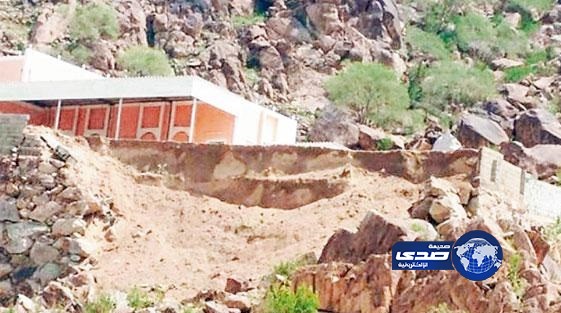 انهيار جزئي لمنزل في بارق بسبب الأمطار