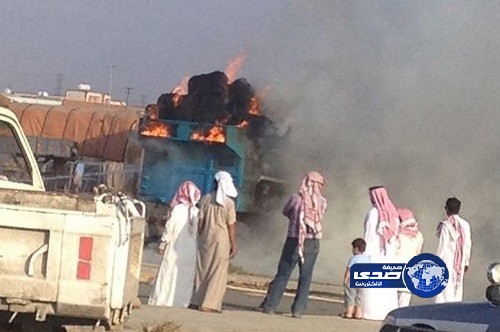 حريق يلتهم شاحنة أعلاف بسوق خميس مشيط
