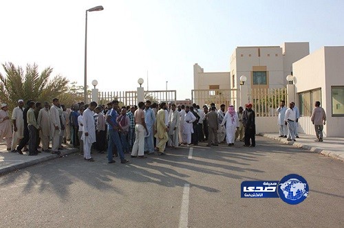 عمال شركة أجنبية يتجمعون أمام مبنى محافظة ينبع