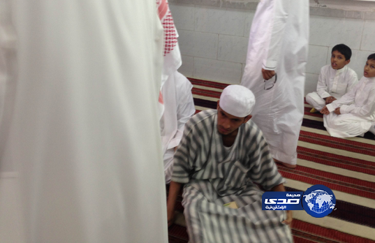 مواطن يفضح متسولاً استغل مريضاً لاستعطاف المصلين بمكة