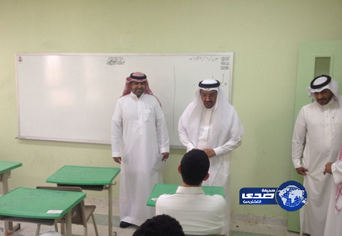 نائب وزير التعليم لشؤون البنين يشارك طلاب الرياض طابور الصباح