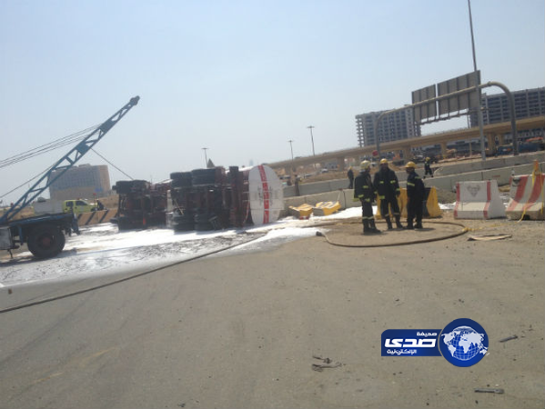 “مدني جدة” يباشر حادث انقلاب صهريج وانسكاب الوقود بالطريق