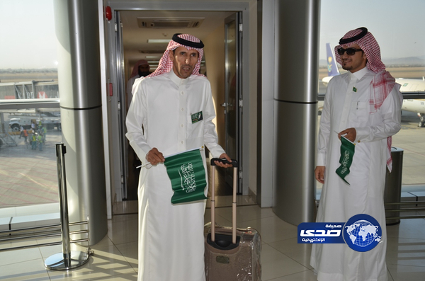 “الخطوط” توزّع أكثر من 5 آلاف علم بمطار نجران