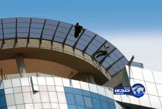 بالصور – “خليجية” تحاول الانتحارَ من قمة فندق في الشارقة