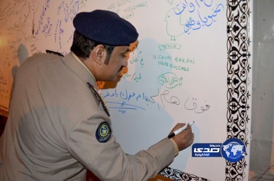 السواط يدشن الشاشة المرئية لمدني الباحة ويوقع على لوحة “حب الوطن”