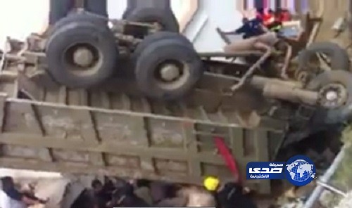 مدني أبها يخرج سائقاً بعد احتجازه أسفل الأحجار