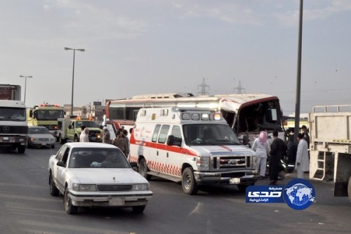 إصابة سائق حافلة ركاب اصطدمت بشاحنة على طريق مثملة بالطائف