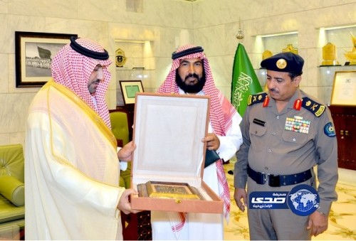 أمير الرياض بالنيابة يكرم المواطن جزاء بن حجاج الشمري