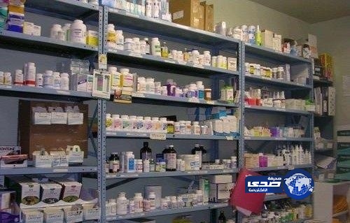 شابان بحالة غير طبيعية يتهجمان على صيدلية بالدمام