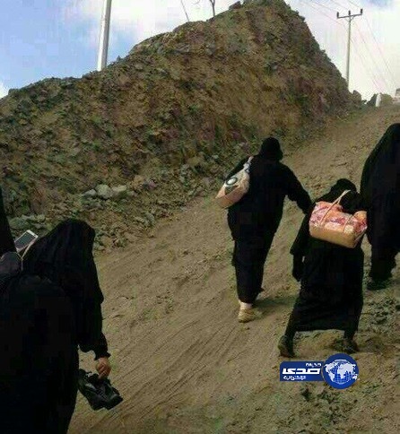 مغردون يتناقلون صوراً لمعلمات يعانين في الوصول لمدارسهن