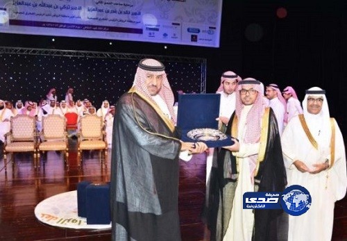 أمير الرياض بالنيابة يزف 100 شاب في زواج جماعي