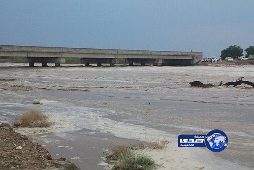 جريان “السيول” وتعثر “الكوبري” يعزلان “مصفق صامطة”