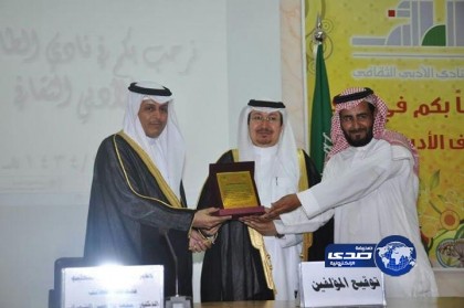 “القثامي” يهدي رئيس نادي الطائف الأدبي درعاً تذكارياً