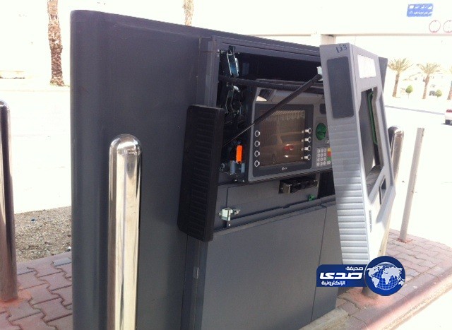 باب صرّاف مفتوح يُثير دهشة المواطنين غرب الرياض