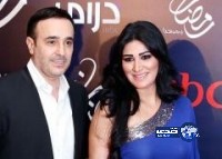 زوجة صابر الرباعي تتبعه.. تشم رائحة ملابسه.. وتفتش هاتفه