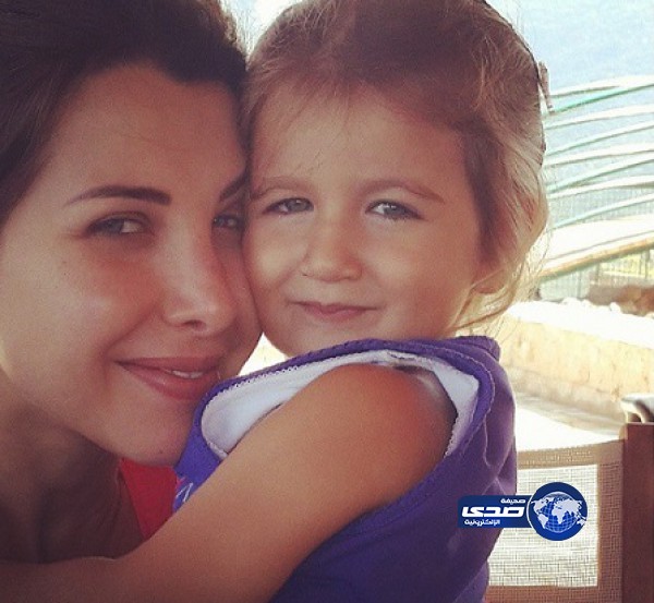 صورة نانسي عجرم بدون ماكياج مع ابنتها تحصل على 35 الف لايك