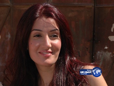 غادة عبد الرازق في حالة “سُكر”.. وتقبّل جماهيرها في حالة لا وعي