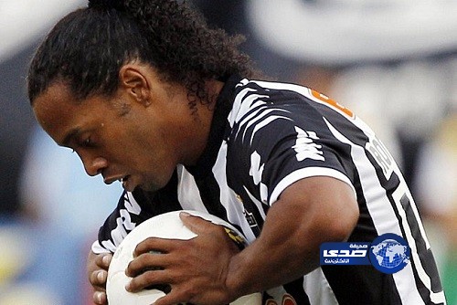 رونالدينيو يتمسك بالمشاركة في مونديال الأندية