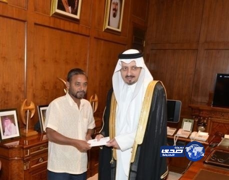 أمير عسير يكرم عامل هندي أرجع 14 ألف لمواطن