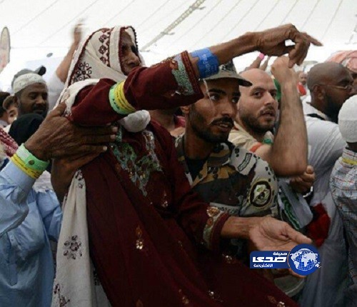 صورة “رجل أمن” يحمل مُسنة.. الأكثر إعجاباً بـ”تويتر”