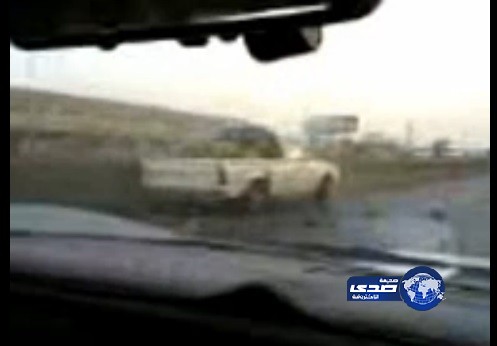 بالفيديو – ملاحقة سيارة بلدية تتسبب في انقلاب سيارة “بطيخ”