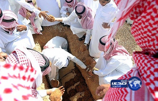 بالصورة – والد ضحيتي الحادثة المميتة يودع أبنه الثاني “سعود”