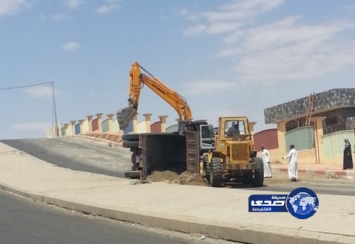 انقلاب شاحنة يغلق طريق التحلية بــ”معارض” خميس مشيط