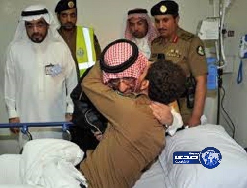 عناق حار من وزير الداخلية لجندي أصيب بالمشاعر المقدسة‎