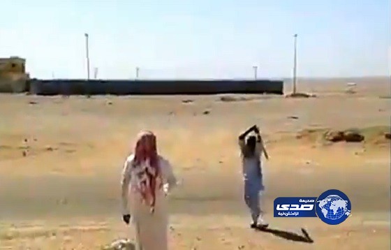 بالفيديو – خادمة إثيوبية تقاوم الشرطة بعصاً أثناء القبض عليها