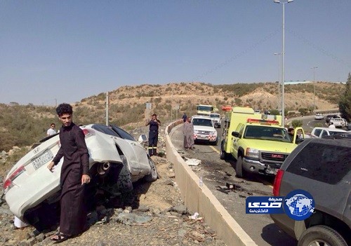 إصابة شابين واحتجازهما داخل مركبتهما بعد انقلابها وانقسامها بالباحة