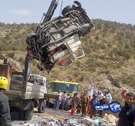 وفاة أب وابنيه وإصابة هندي في حادث مروع بالنماص