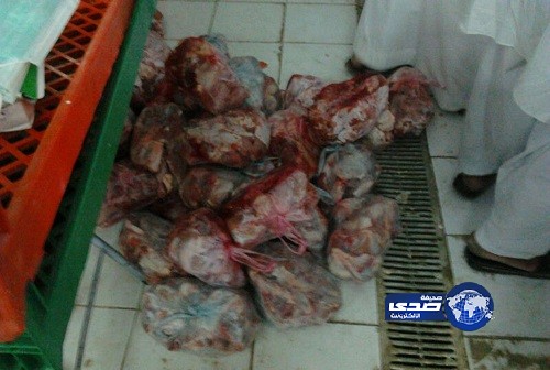 “بلدية شرائع مكة” تصادر 222 كيلوجراماً لحوماً فاسدة من مطعم شهير