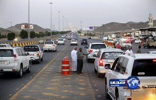 الدوريات الأمنية تلقي القبض على حجاج مقيمين دون تصاريح