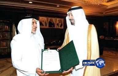 أمير نجران يكرم مواطناً أبلغ عن وجود 56 كجم حشيش مخدر