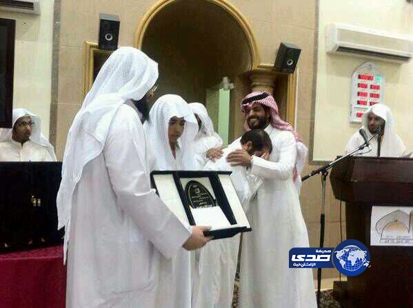 بالصور – أب يبكي فرحاً لحفظ ابنه القرآن و”مرعي” يكفكف دموعه