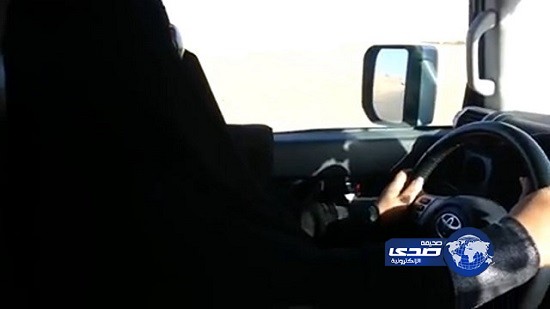 بالفيديو – شاب سعودي يدرب والدته على قيادة السيارة في مدينة بريدة