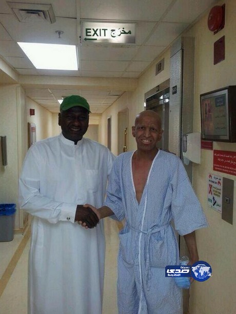 ماجد عبدالله يحقق أمنية مشجع نصراوي مصاب بالسرطان بزيارته
