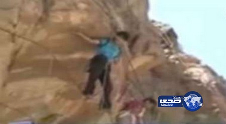 بالفيديو .. في اغرب تصرف لحكومة اليمن تكبيل صخرة بالسلاسل الحديدية!