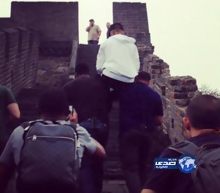 انتقادات واسعة لصعود «جاستن بيبر» سور الصين العظيم على أعناق طاقم حراسته!