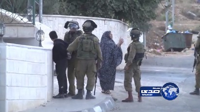 بالفيديو:فلسطينية تضحي بنفسها بعد أن فشلت في منع جنود الاحتلال من اعتقال طفلها