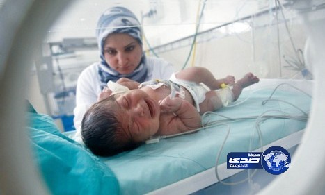 أب جزائري يسقي ابنه الرضيع الخمر