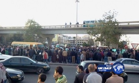 متسول اردني يتعرى بالكامل امام اشارة مرور