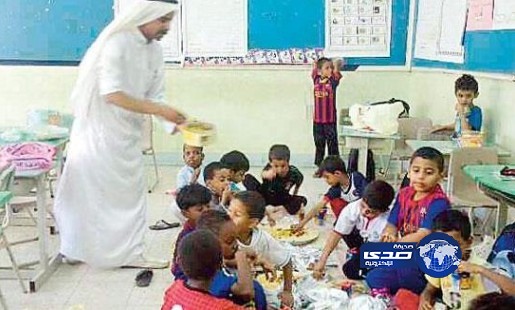 معلم يكافئ طلابه على اجتهادهم وانضباطهم بوجبة غداء داخل الفصل