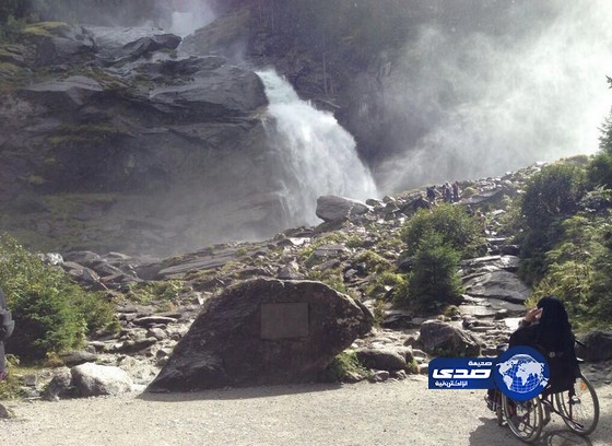 شاب خليجي في شلالات كريمل يقوم بجولة أوروبية مع أمه المقعدة ليسعدها رغم المشقة