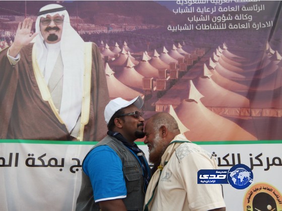 أب وابنه يلتقيان في مشعر منى لخدمة ضيوف الرحمن‎