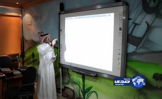 معلم لغة إنجليزية يبتكر قاعة تعليم ذكية بكلفة 40 ألف ريال