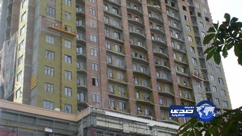 سيارة تنقذ مخموراً سقط من الطابق الثامن