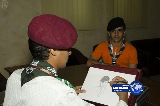 كشاف مشارك في الحج يستغل اوقات فراغة في الرسم بالقلم الرصاص