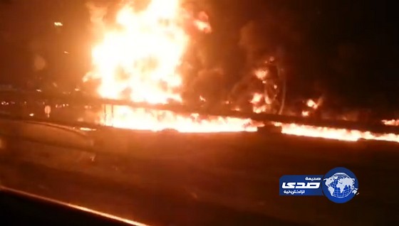 بالفيديو : اندلاع حريق في ناقلة وقود ومركبتين جراء حادث مروري بالرياض  ووفاة شخص